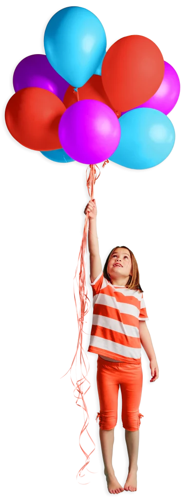 Enfant qui tient un bouquet de ballons